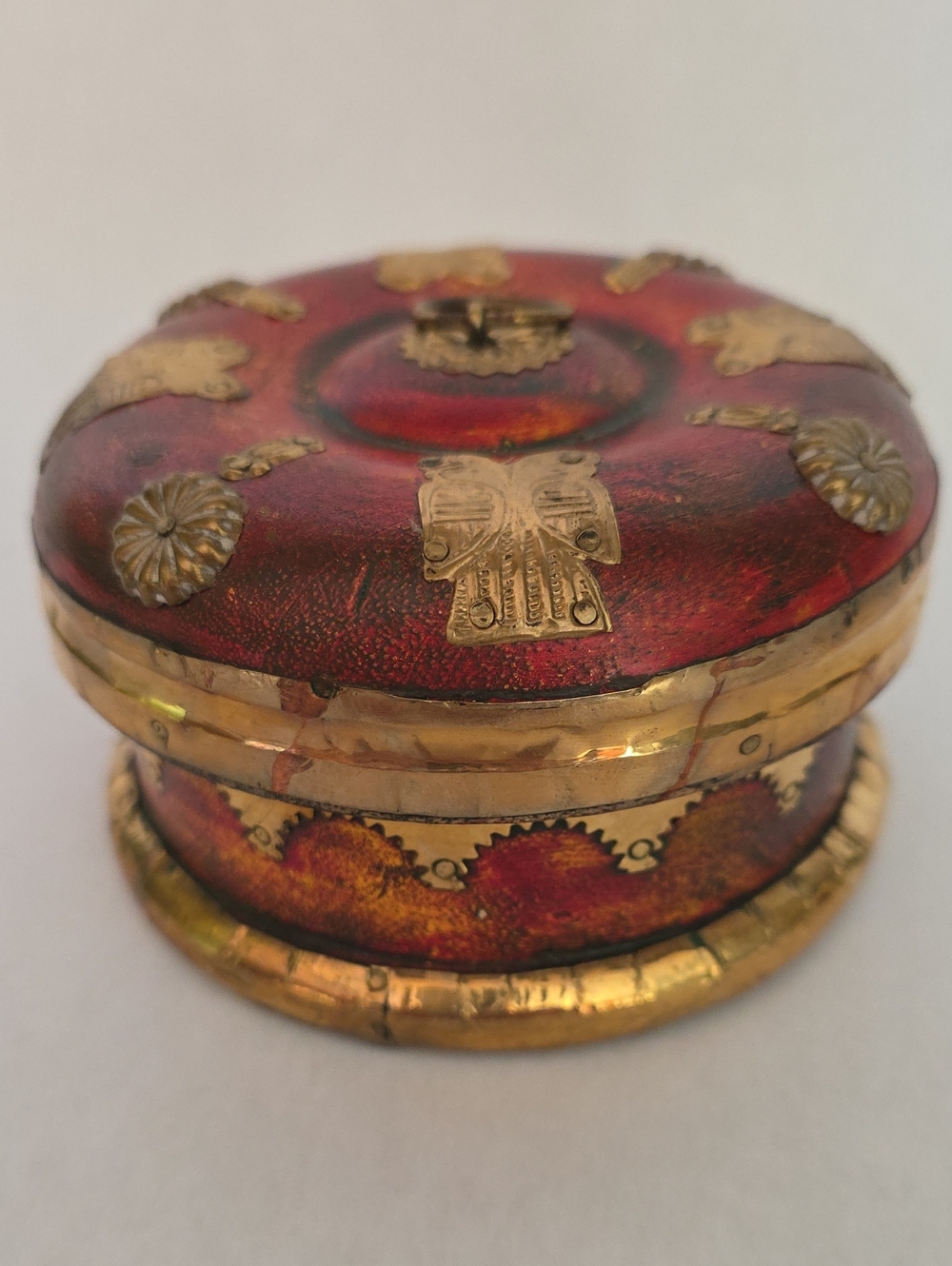 Vintage Handcrafted Indian Round Wooden Trinket Box Red Laquer Embossed Brass